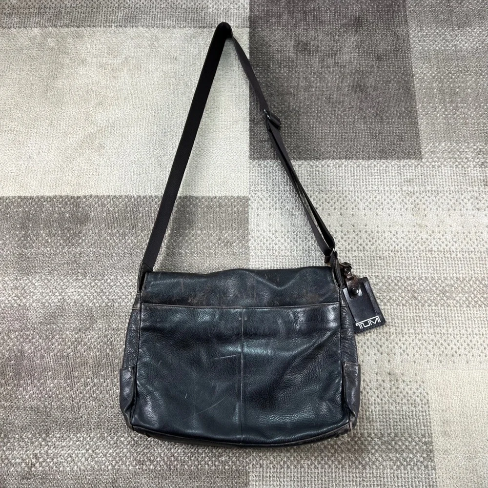 Tumi 96971BHR Brown Distressed Leather Messenger Crossbody Bag Mens Work Travel